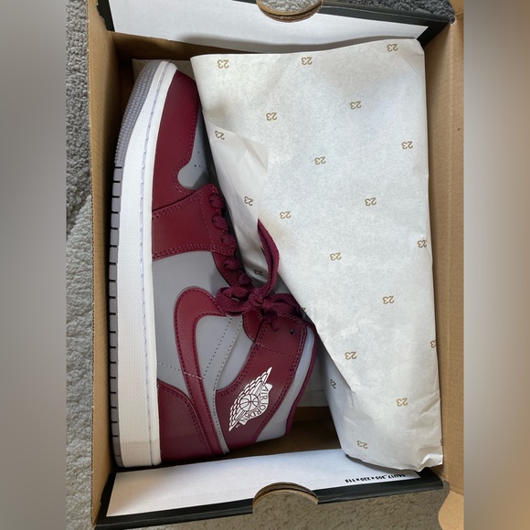 Men’s Nike Jordan 1 Mid Cherrywood Red Size 9US - Picture 7 of 8